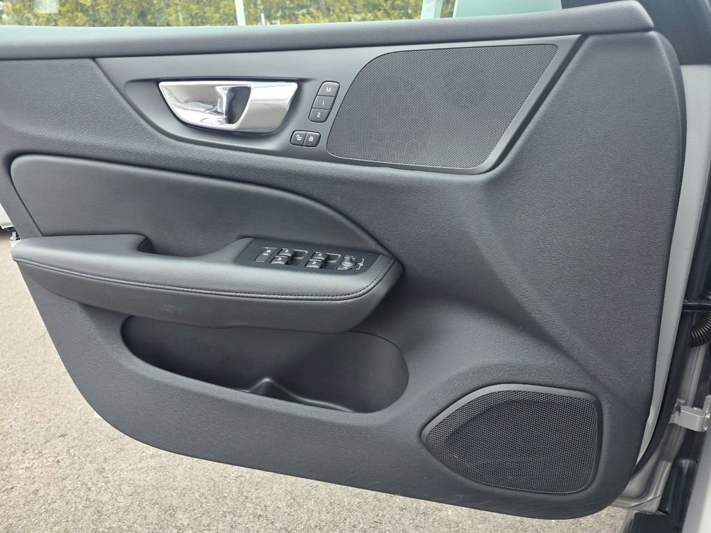 Used 2025 Volvo V60 B5 Cross Country Plus image 30