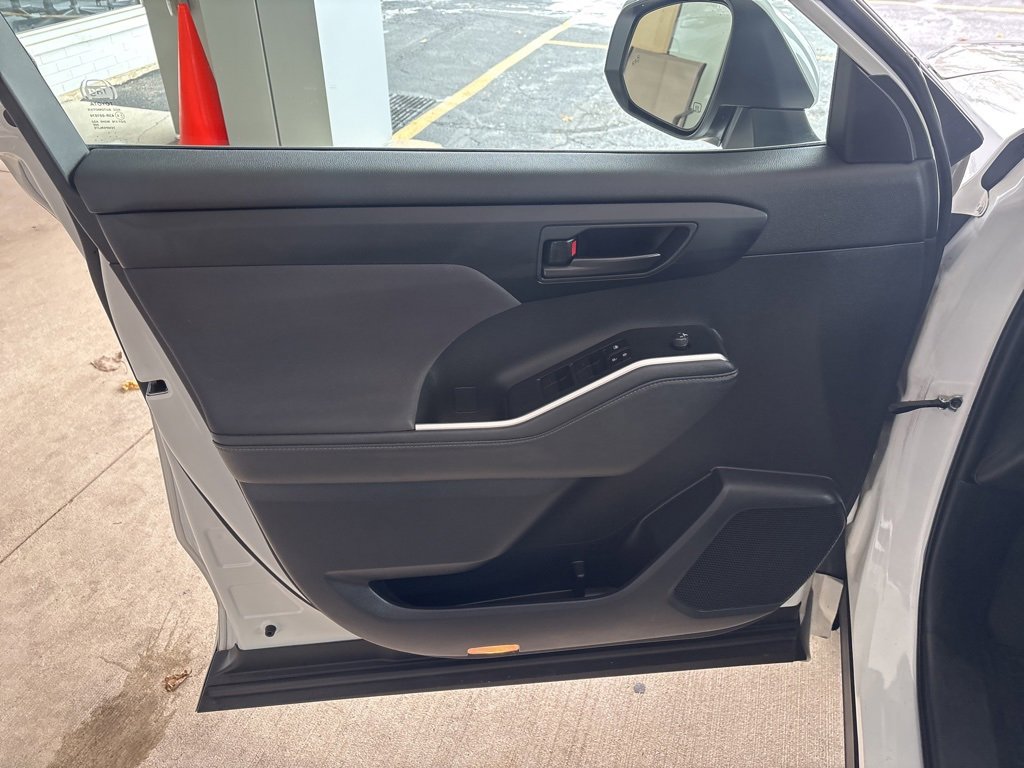 Used 2024 Toyota Highlander LE image 6