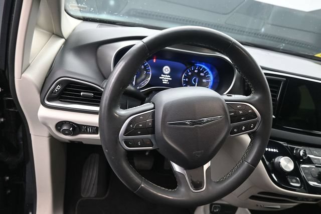 Used 2023 Chrysler Pacifica Touring-L FWD image 14