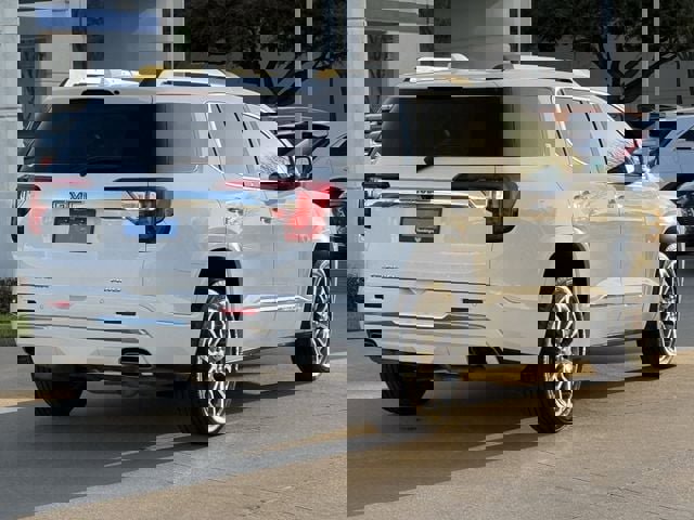 Used 2023 GMC Acadia Denali image 4