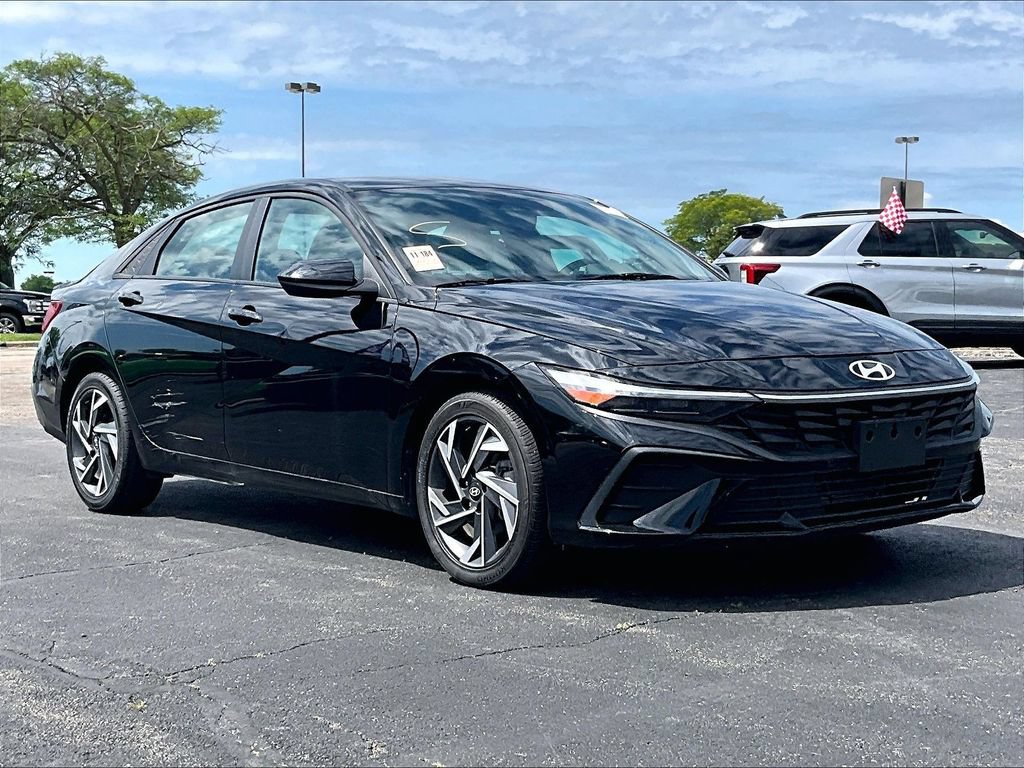 Used 2025 Hyundai Elantra Sport FWD image 3