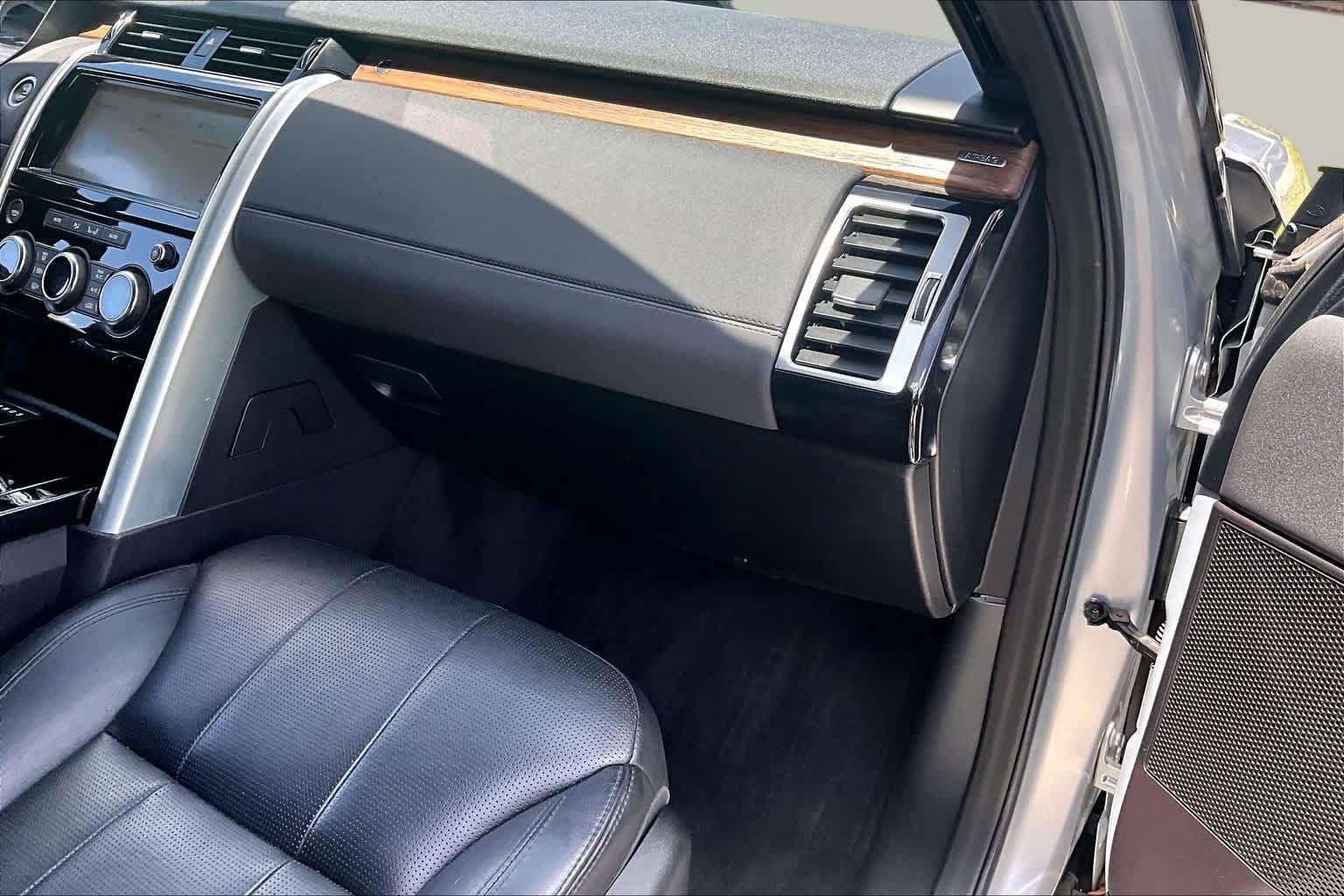 Used 2018 Land Rover Discovery HSE AWD/4WD image 18