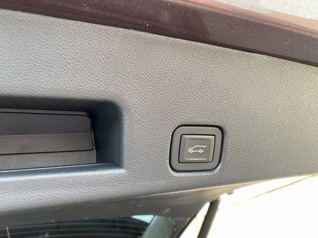 Used 2025 GMC Acadia Elevation image 11
