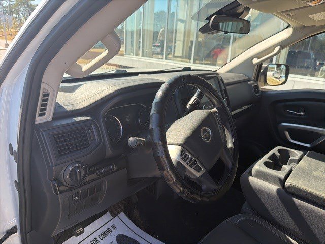 Used 2022 Nissan Titan SV image 13