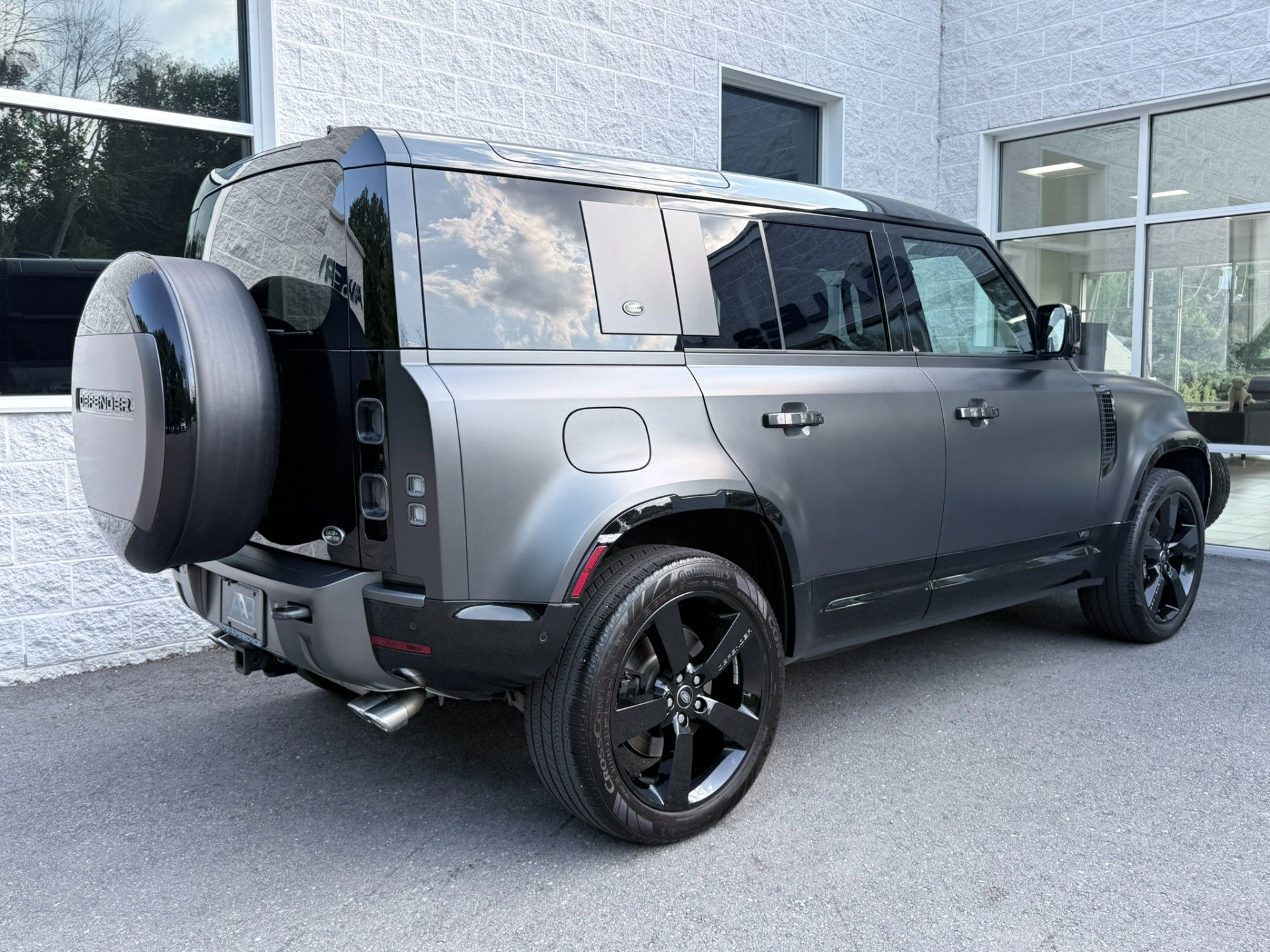 Used 2023 Land Rover Defender 110 AWD/4WD image 31
