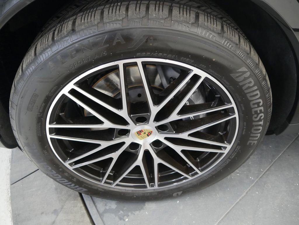 Certified 2024 Porsche Cayenne image 13
