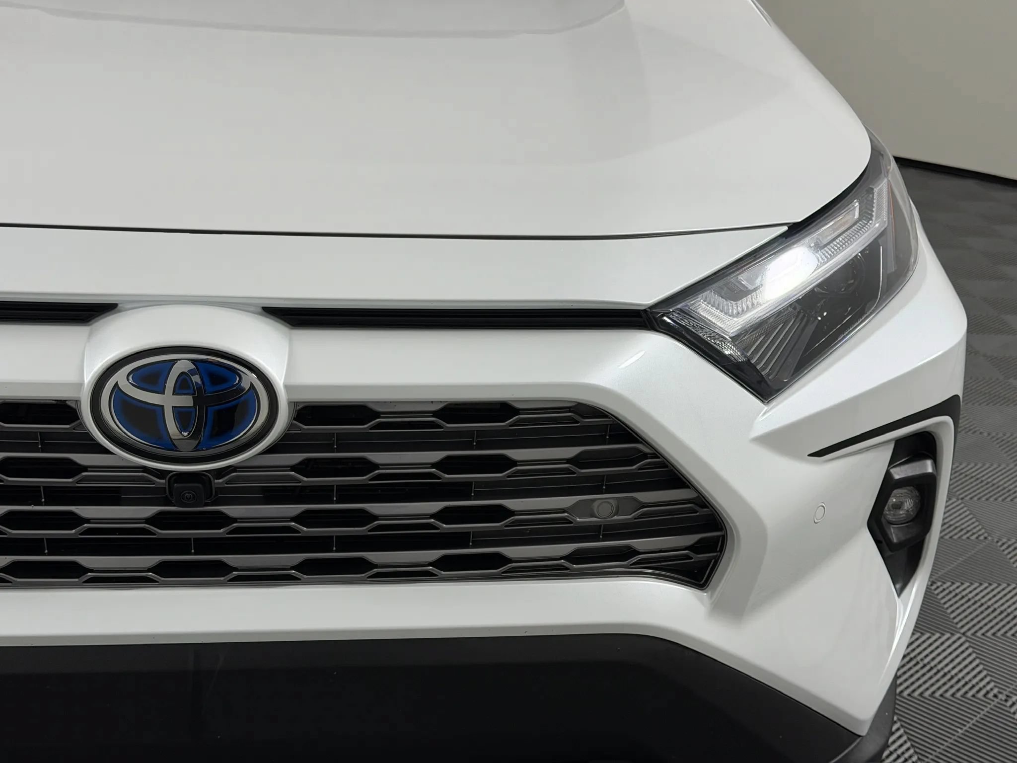 Used 2024 Toyota RAV4 Limited w/ Advanced Technology Package AWD/4WD image 5