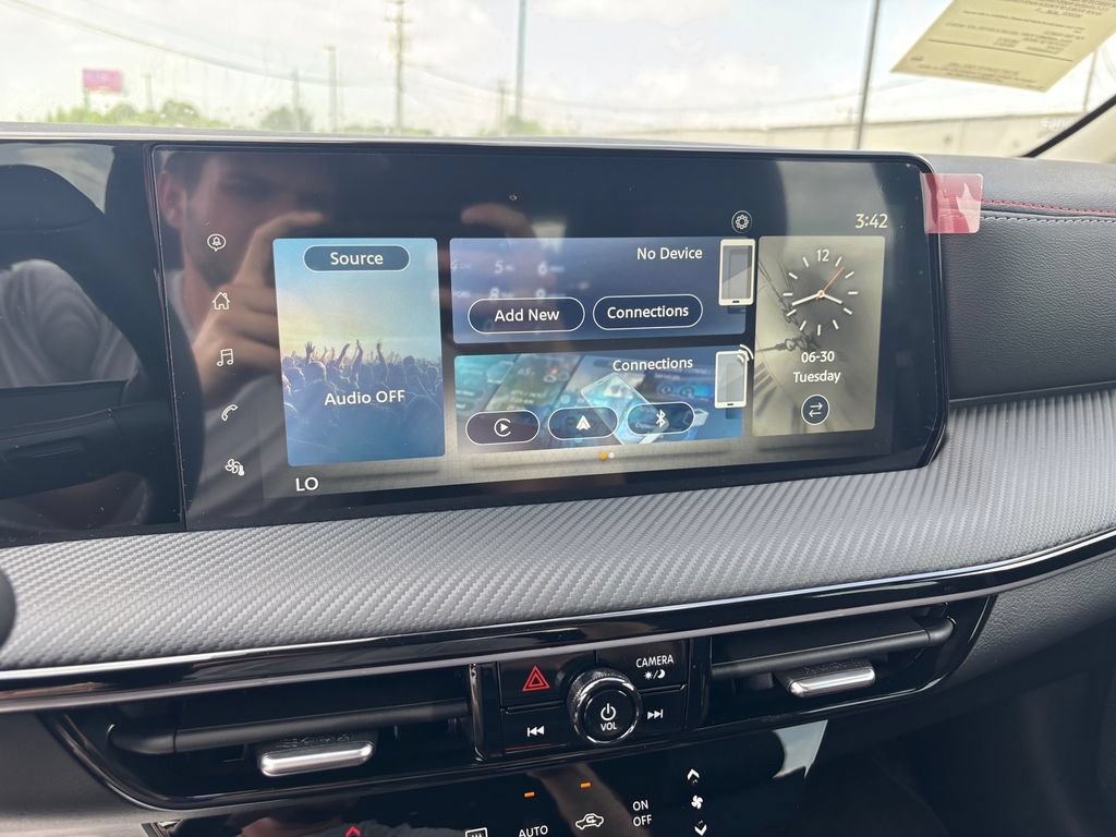 New 2025 Nissan Kicks SR FWD image 11