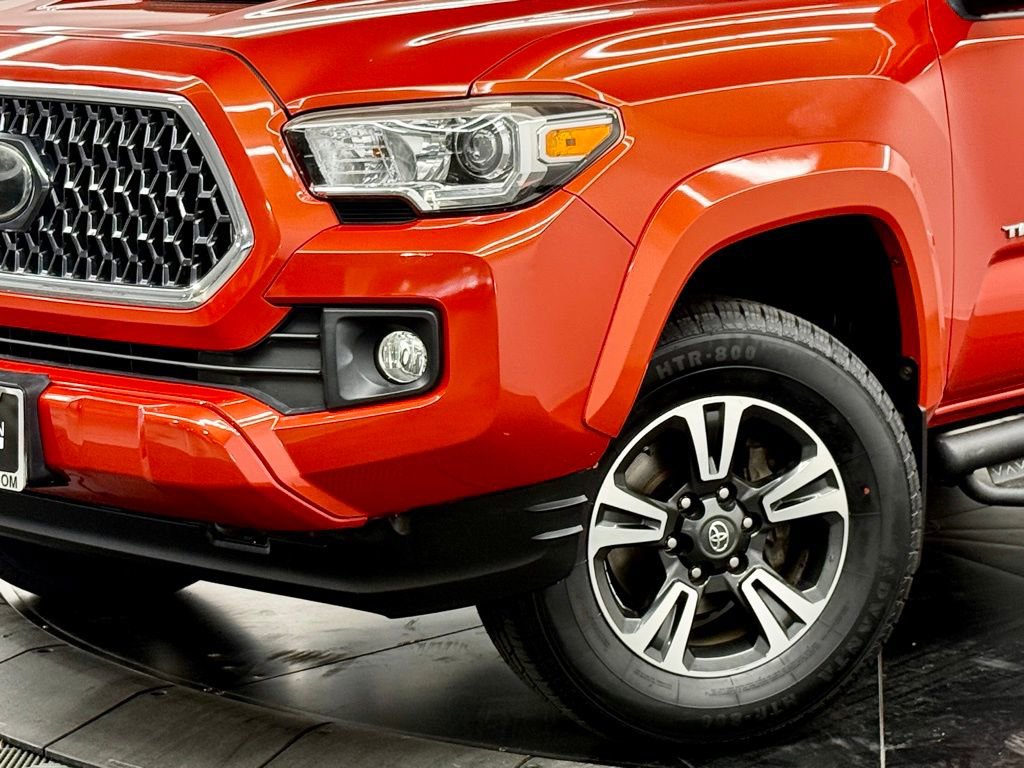 Used 2018 Toyota Tacoma TRD Sport AWD/4WD image 5