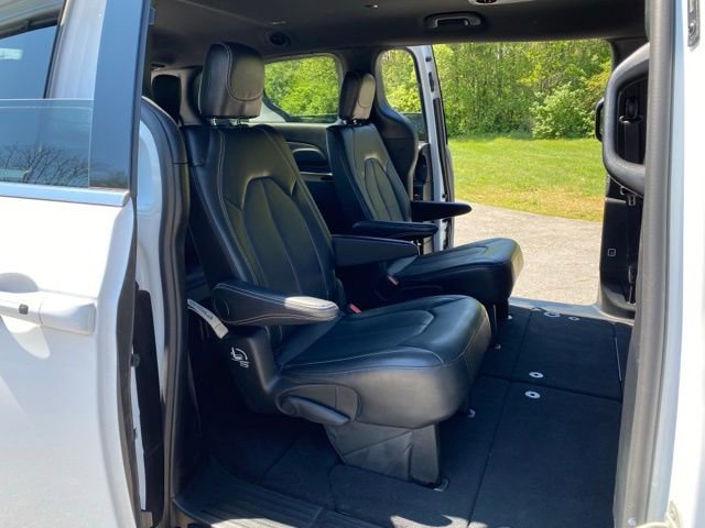 Used 2025 Chrysler Pacifica Select image 33