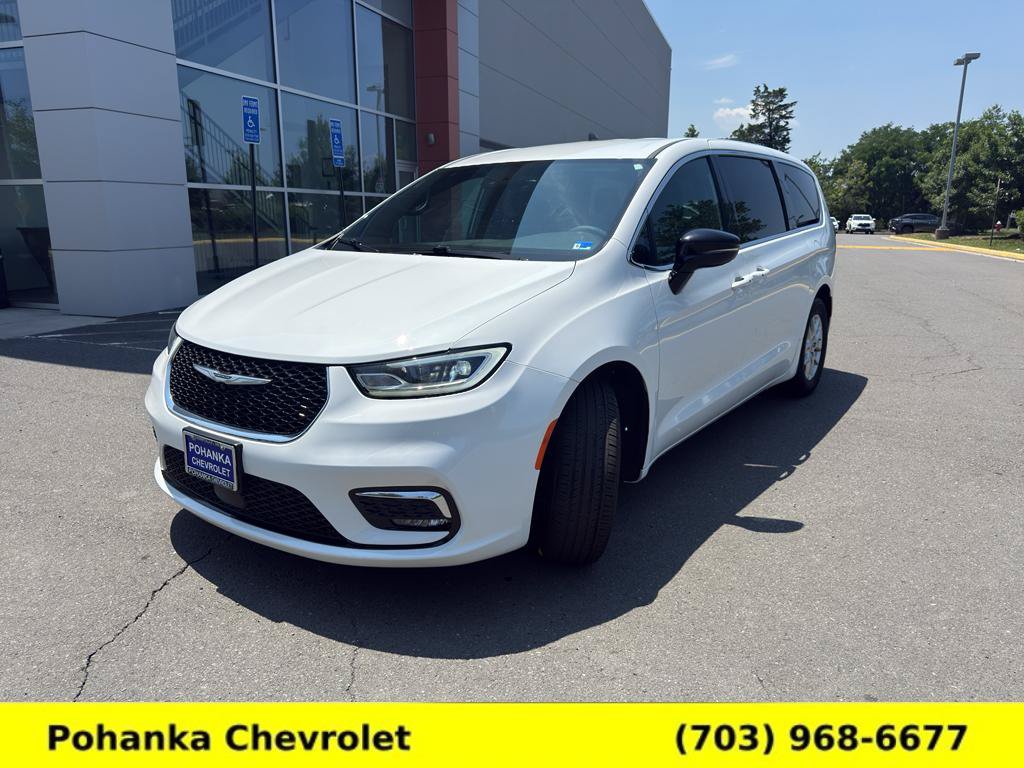Used 2025 Chrysler Pacifica Select FWD image 3