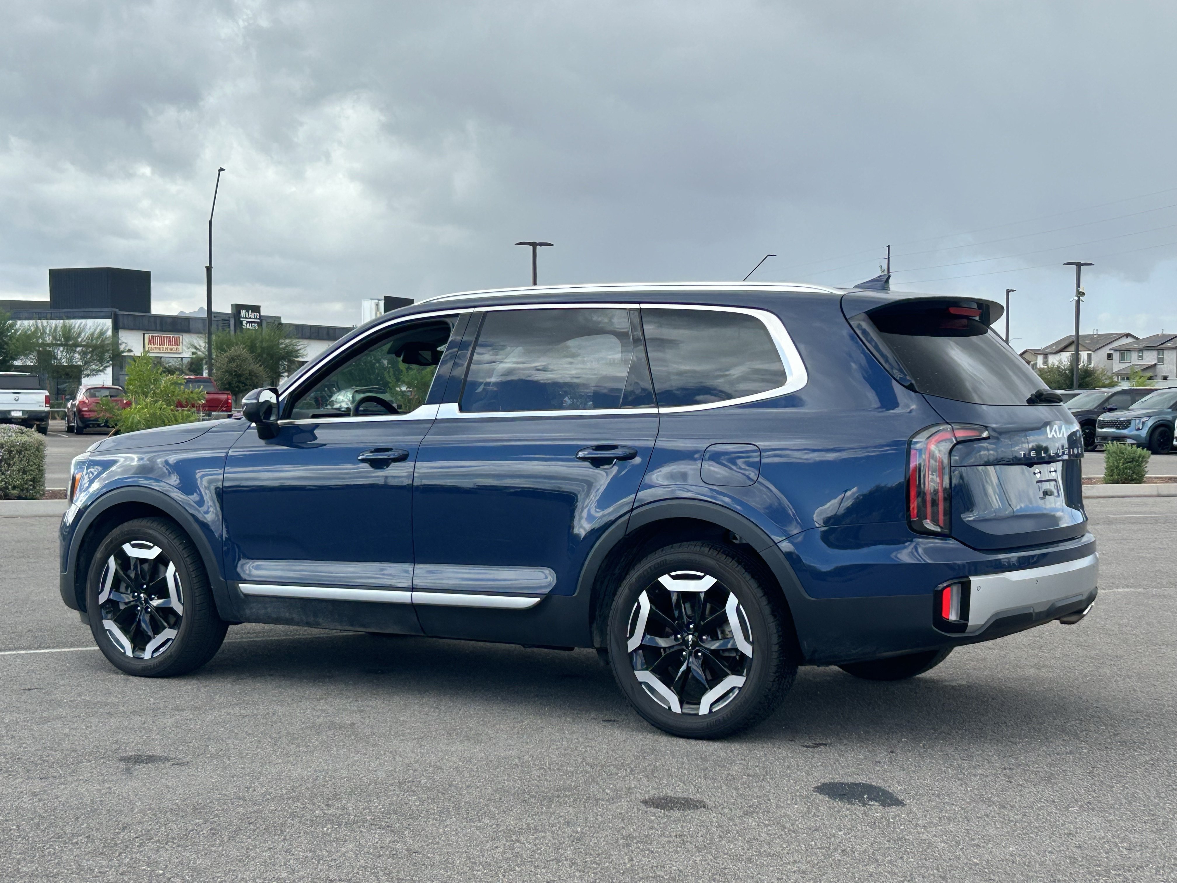 Certified 2023 Kia Telluride EX w/ EX Captain's Chair Package FWD image 3