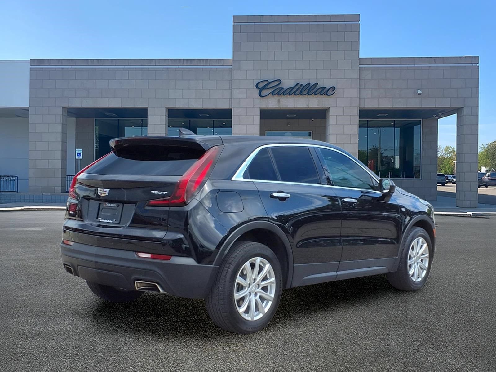 Used 2023 Cadillac XT4 Luxury w/ Cold Weather Package AWD/4WD image 5