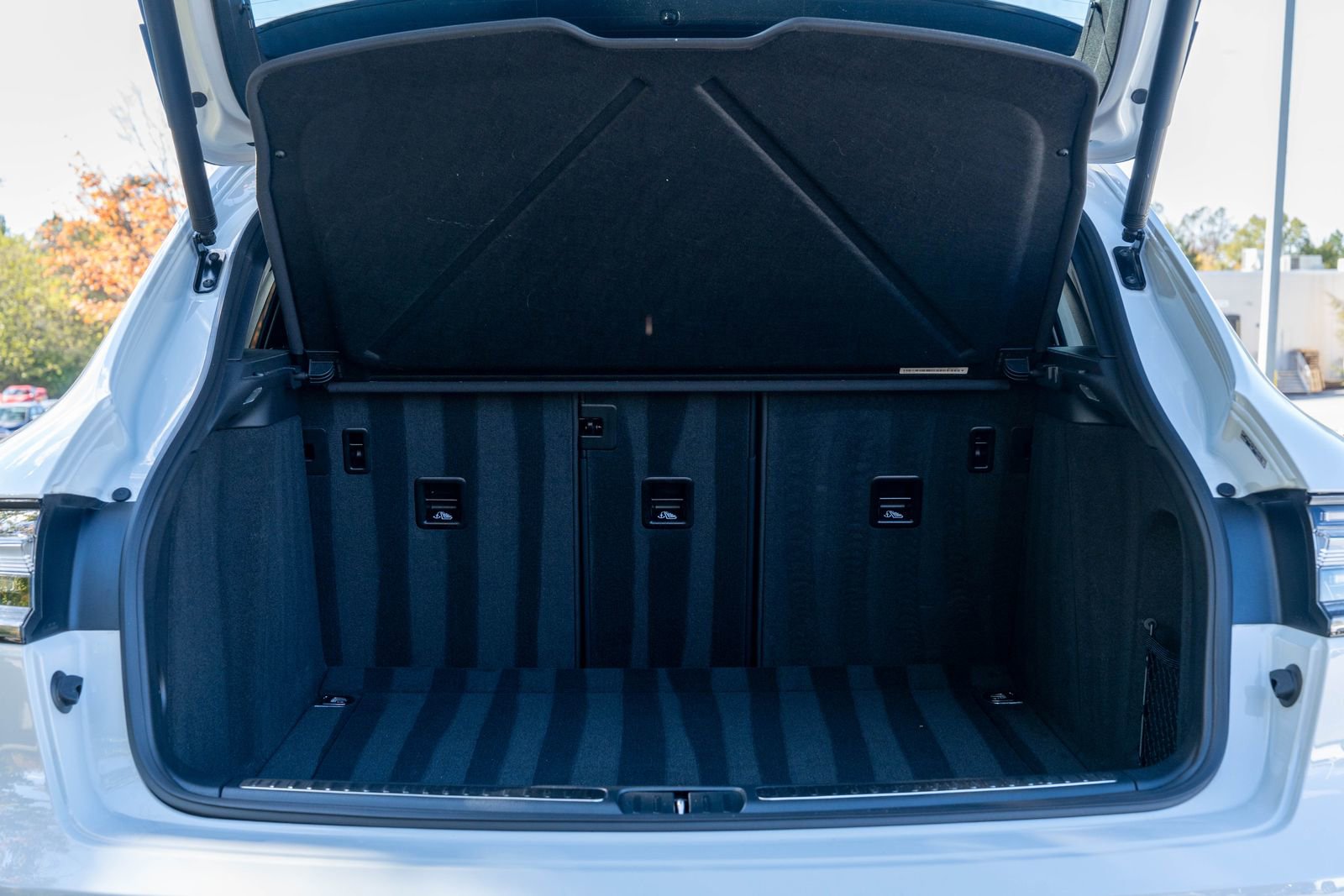 Certified 2025 Porsche Macan Base image 16