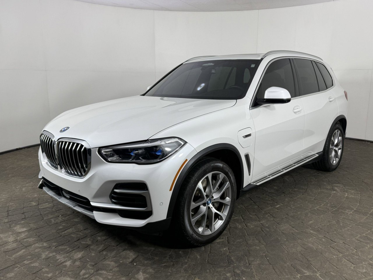 Used 2023 BMW X5 xDrive45e w/ Executive Package image 3