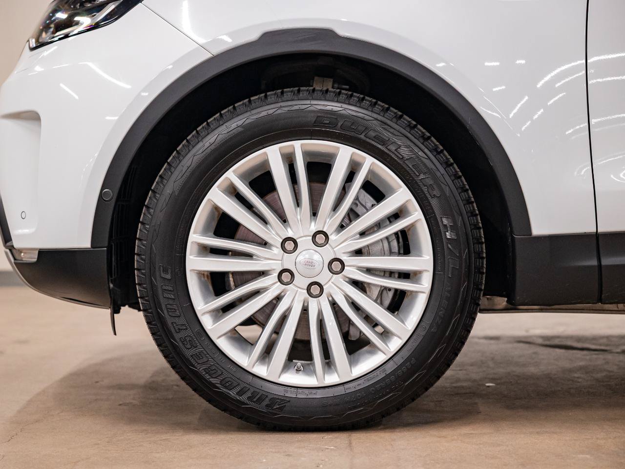 Used 2019 Land Rover Discovery HSE AWD/4WD image 24