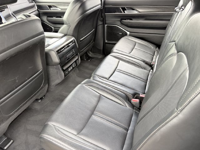 Used 2024 Jeep Wagoneer L Series II w/ Flexible Seating Group AWD/4WD image 18