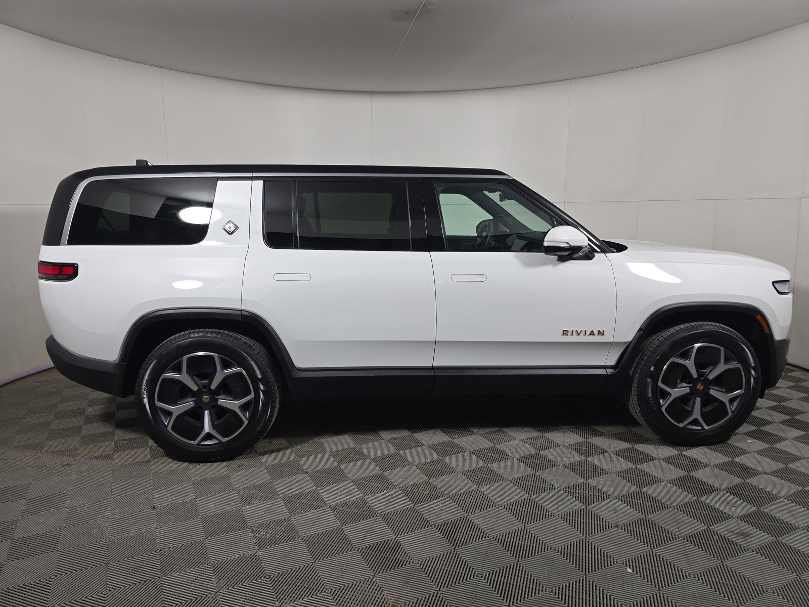 Used 2024 Rivian R1S Adventure AWD/4WD image 6