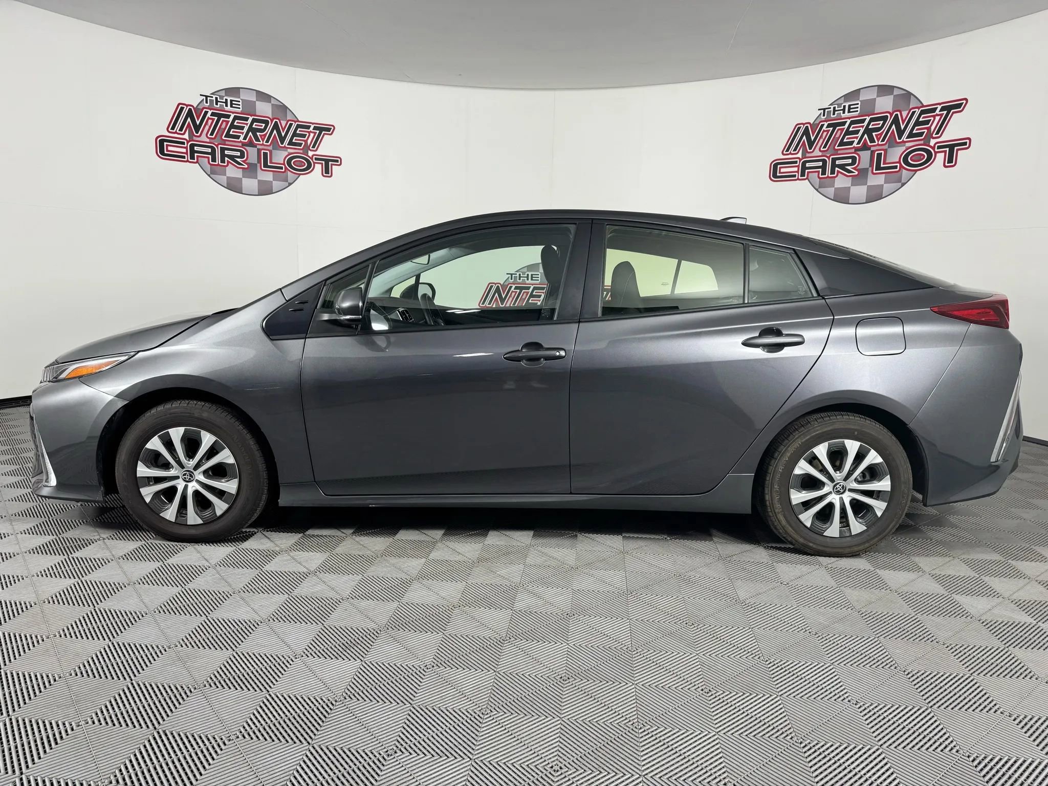 Used 2022 Toyota Prius Prime LE FWD image 4