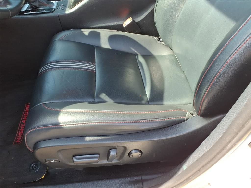 Used 2019 Toyota Highlander SE w/ Nightshade Edition image 22