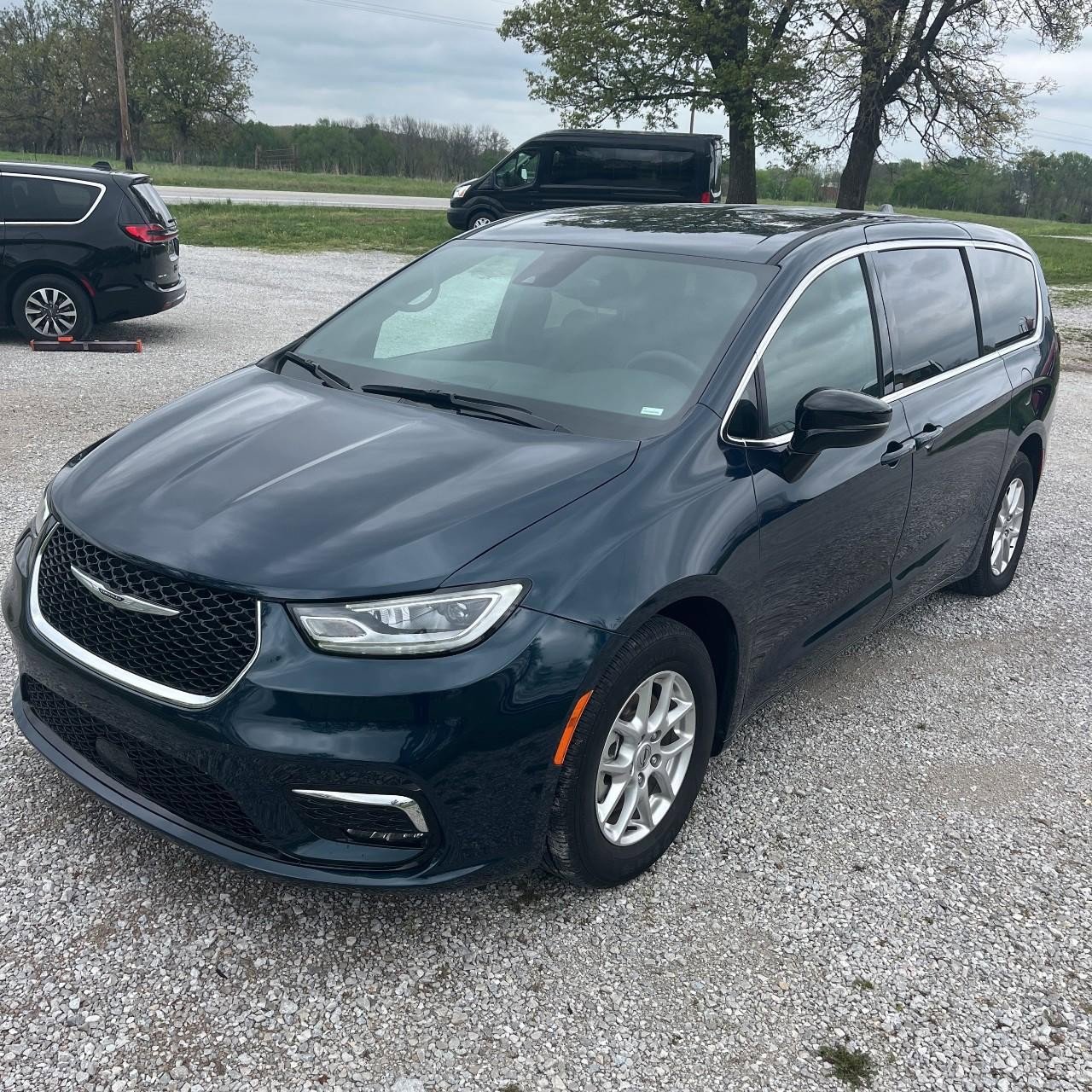 Used 2025 Chrysler Pacifica Select image 2