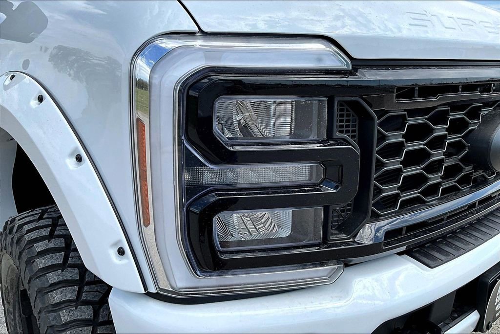 New 2026 Ford F250 Lariat w/ Black Appearance Package image 31