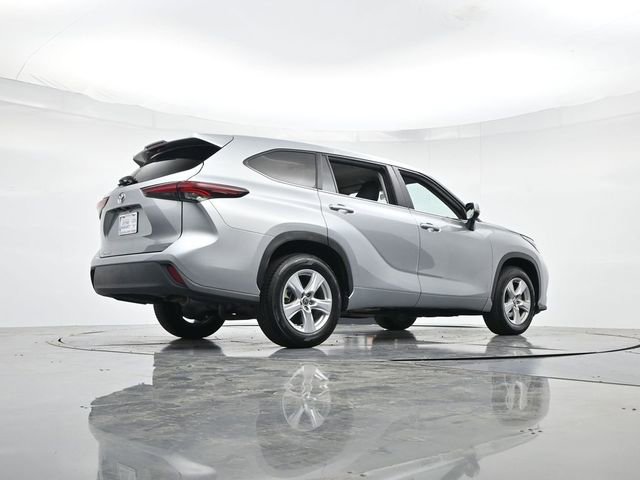 Used 2024 Toyota Highlander LE FWD image 31