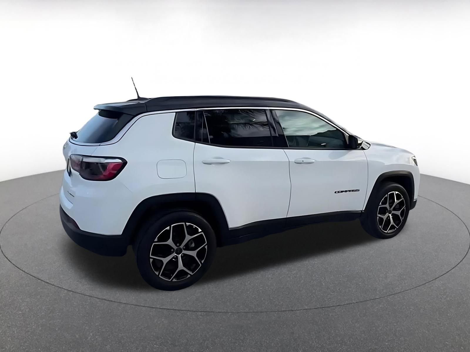 Used 2025 Jeep Compass Limited image 15