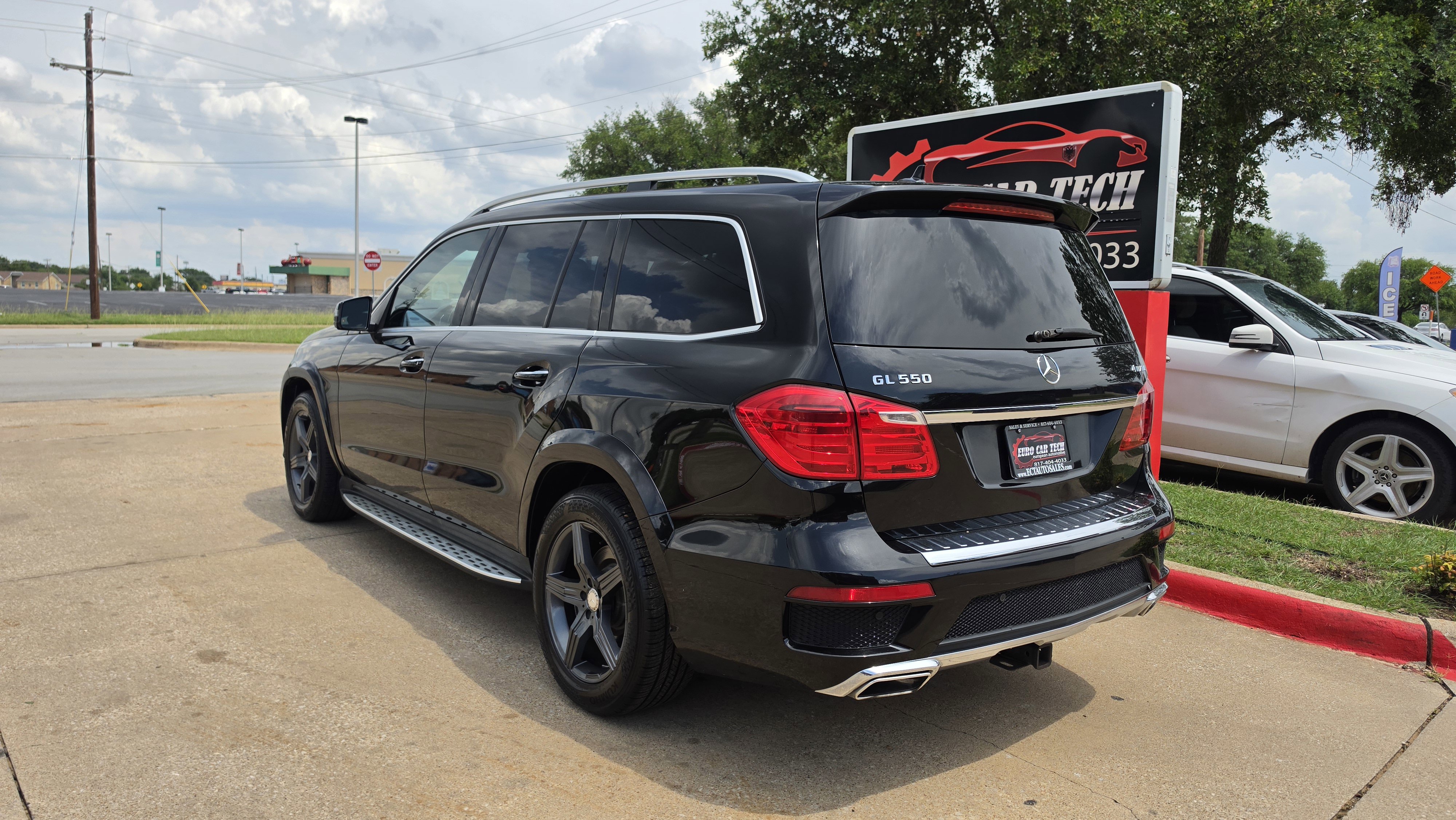 Used 2013 Mercedes-Benz GL 550 4MATIC image 3