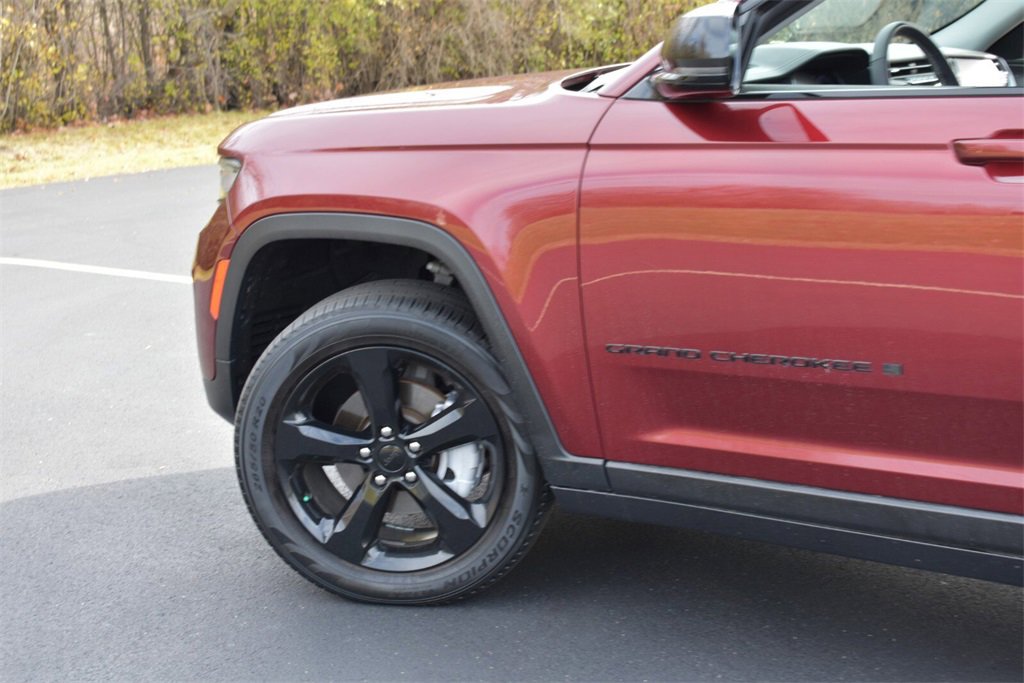 Used 2023 Jeep Grand Cherokee Limited w/ Black Appearance Package image 8