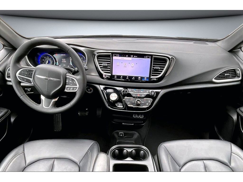 Used 2025 Chrysler Pacifica Select image 17