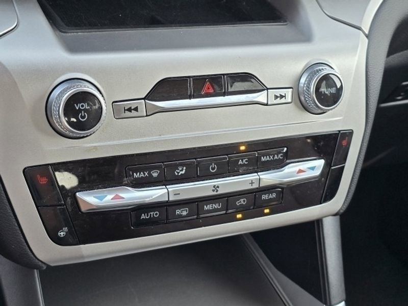 Used 2022 Ford Explorer XLT w/ Equipment Group 202A image 23