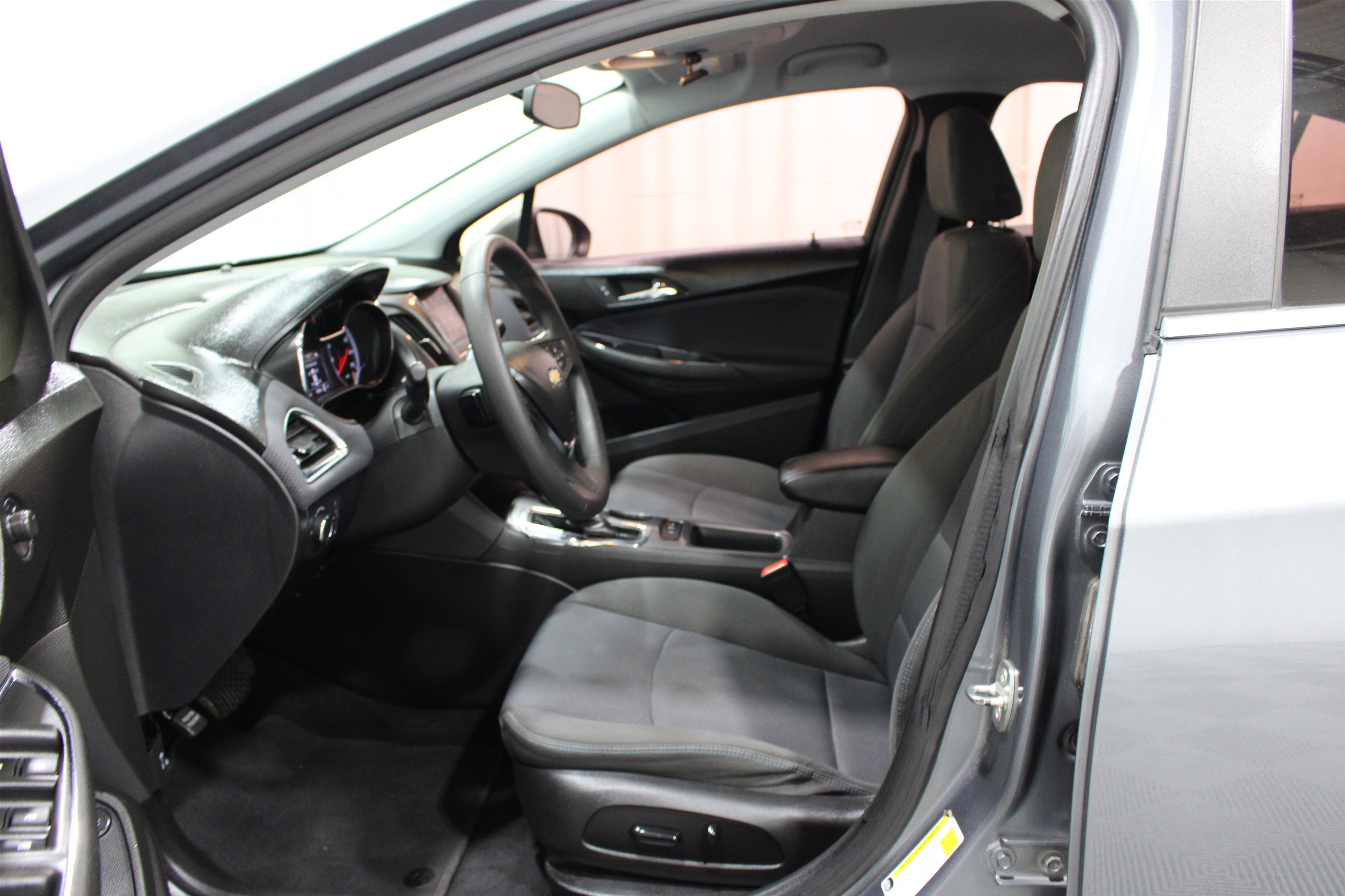 Used 2019 Chevrolet Cruze LT w/ Convenience Package FWD image 3
