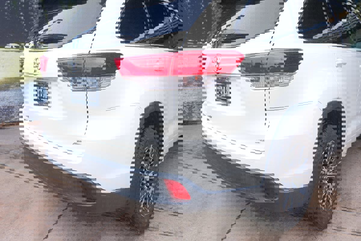 Used 2017 Toyota Highlander LE image 39