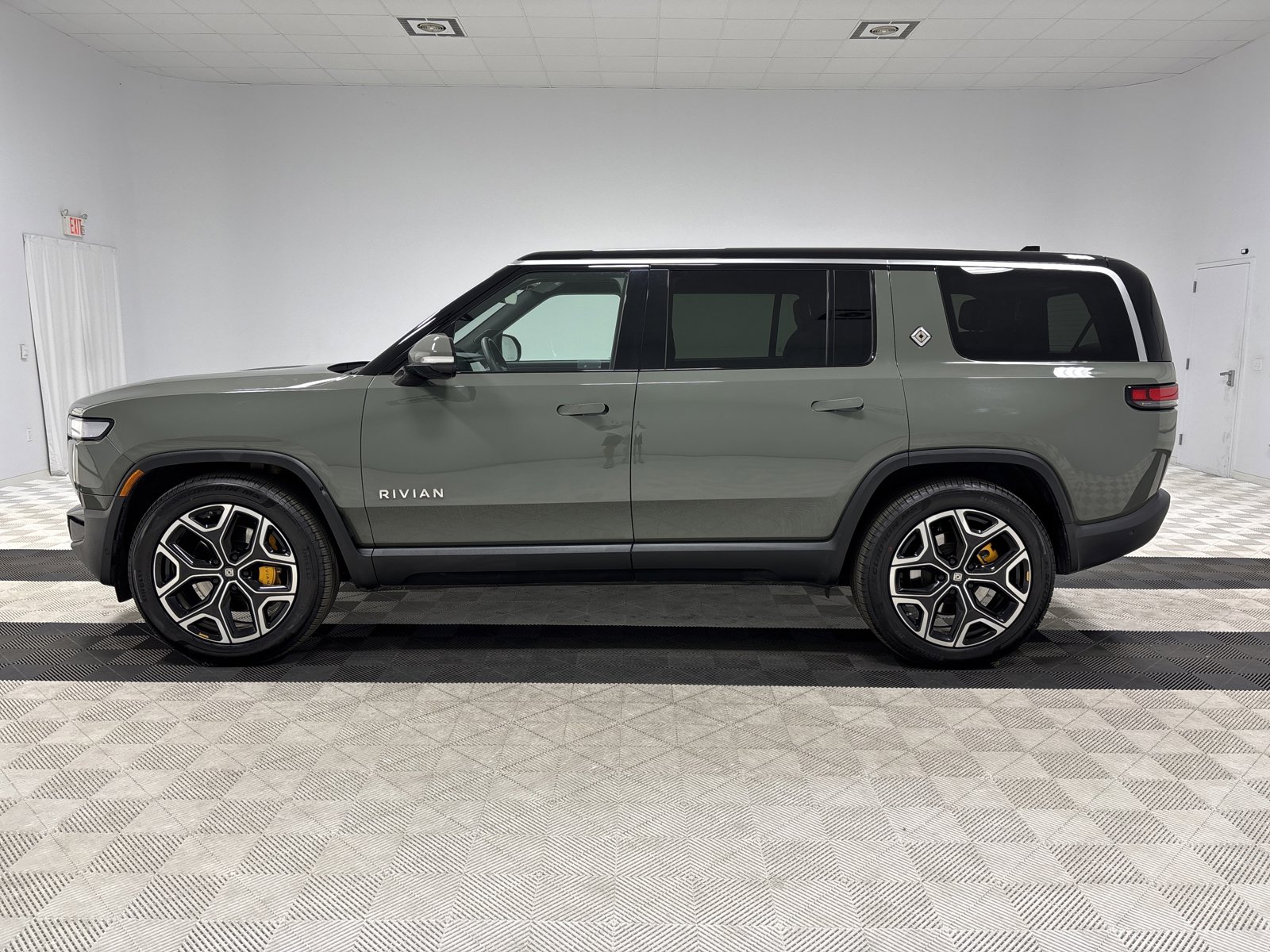 Used 2022 Rivian R1S Launch Edition image 2