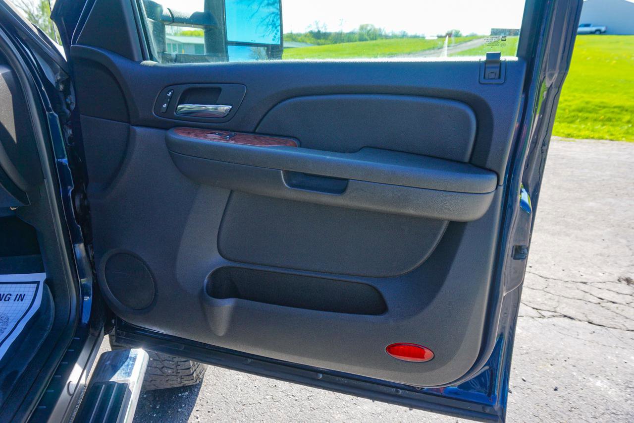Used 2007 Chevrolet Silverado 1500 LTZ w/ Safety Package AWD/4WD image 30