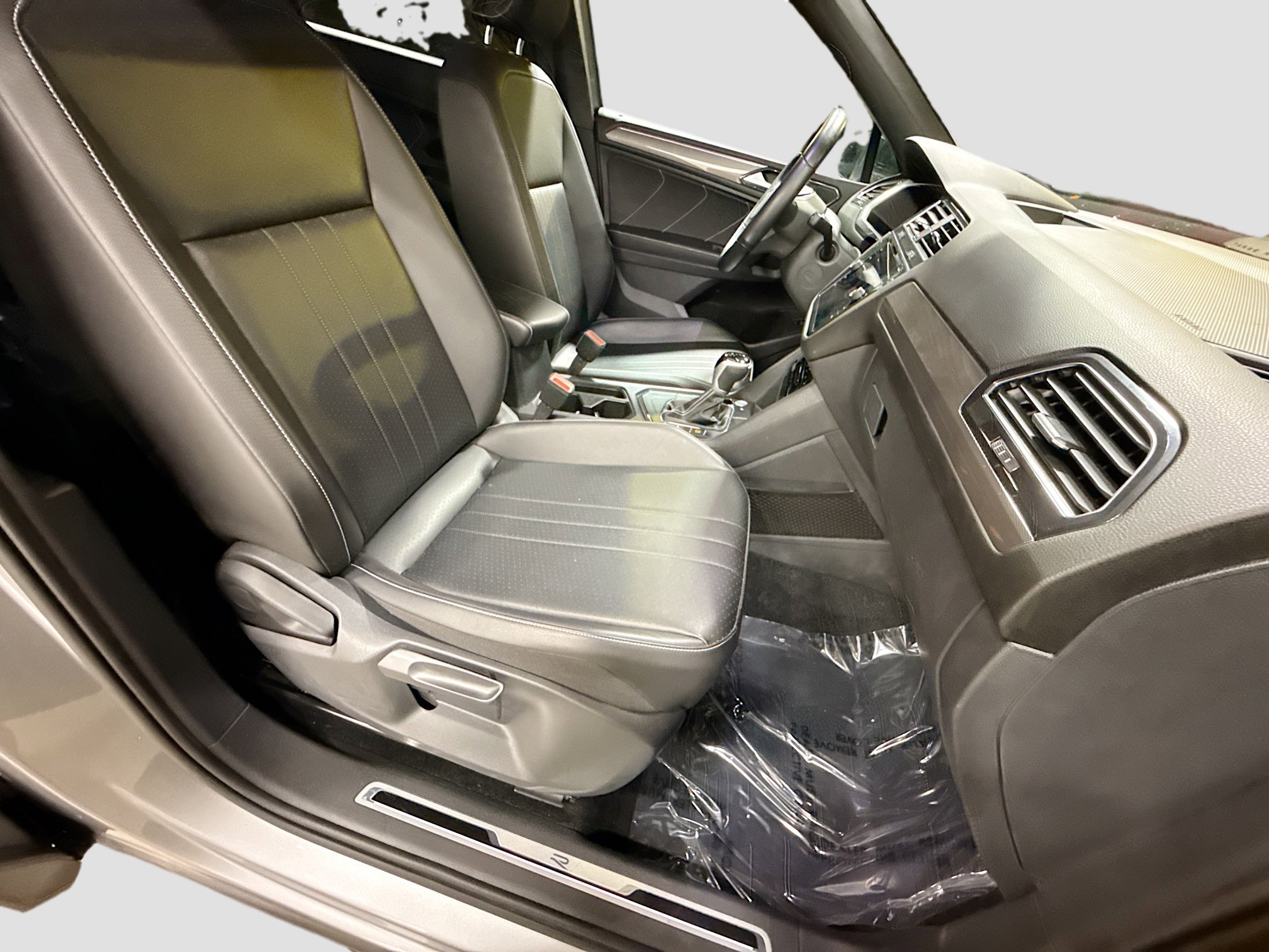 Used 2022 Volkswagen Tiguan SE R-Line image 15