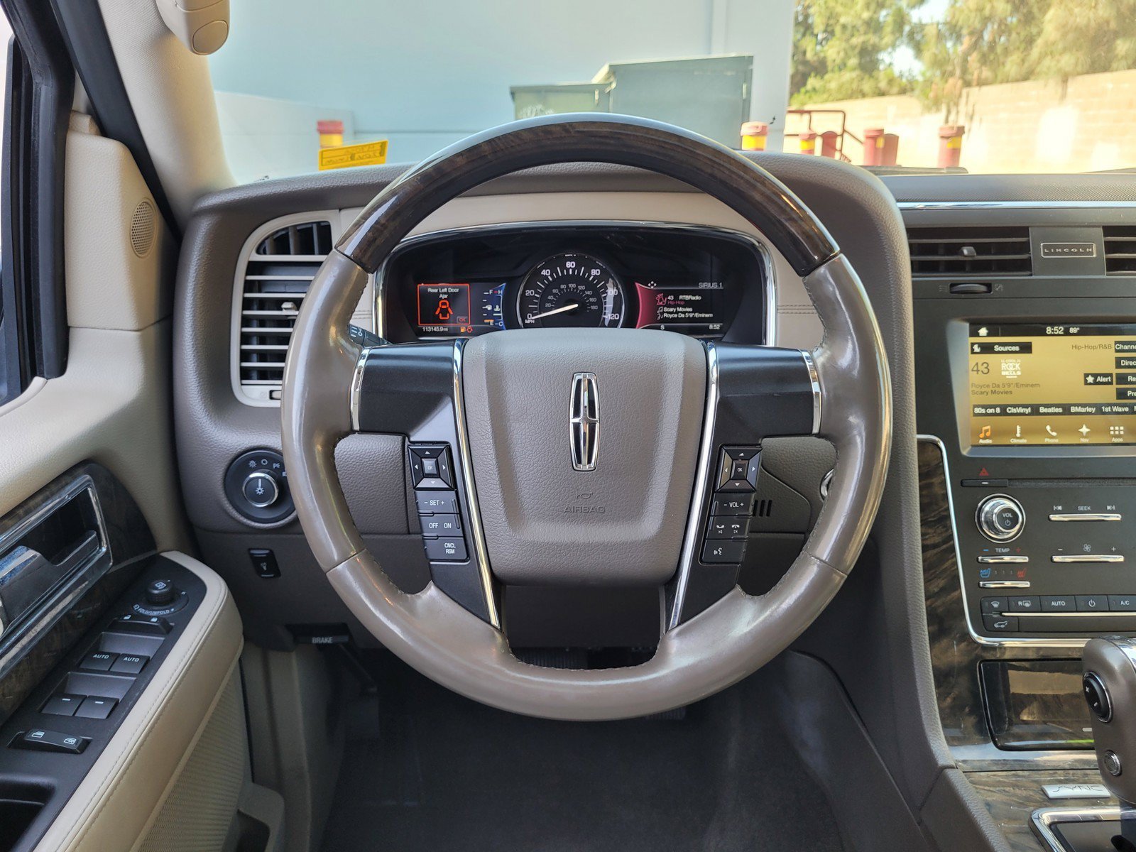 Used 2016 Lincoln Navigator Select RWD image 18