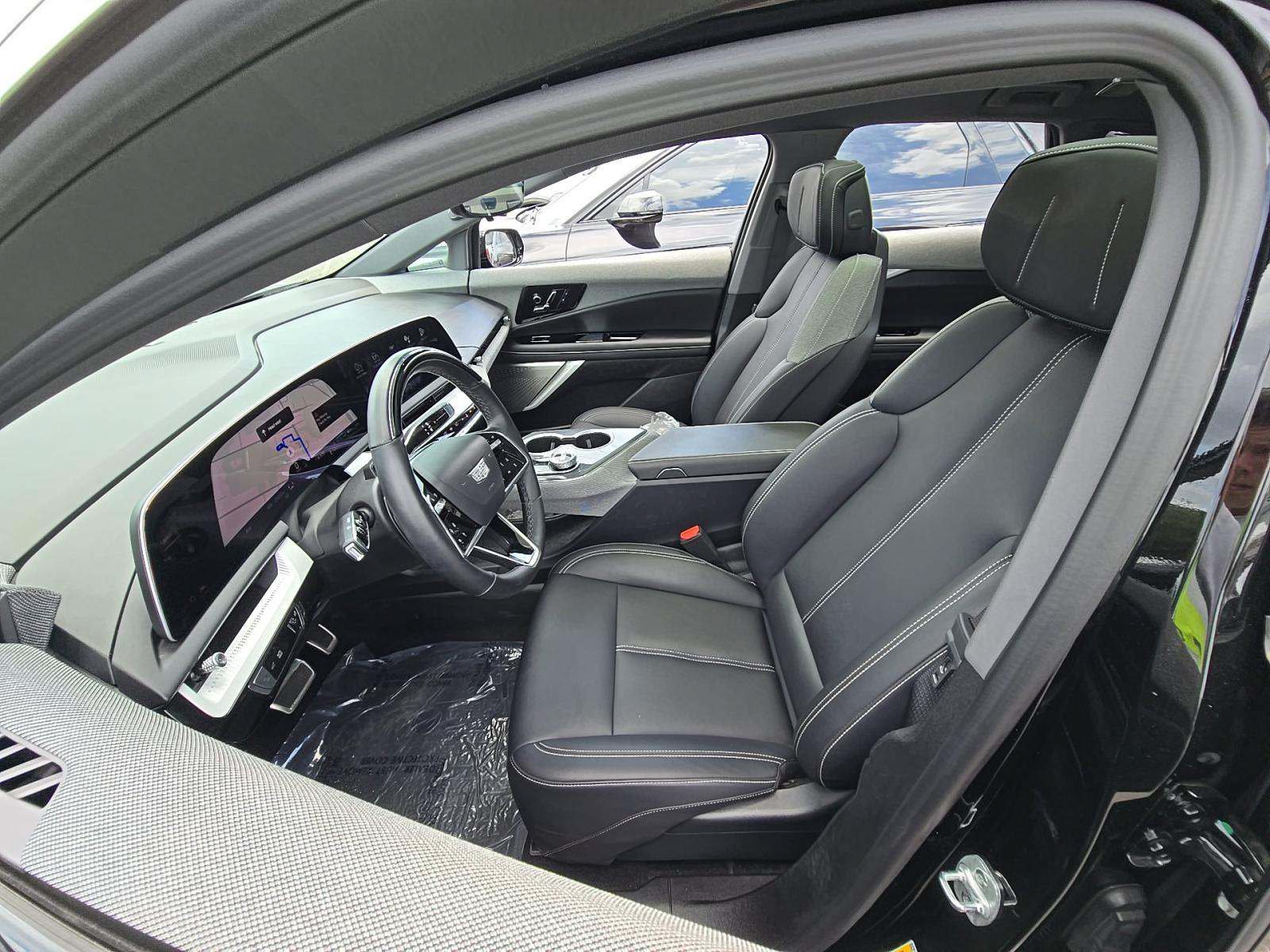 Used 2025 Cadillac Optiq Luxury 1 AWD/4WD image 3