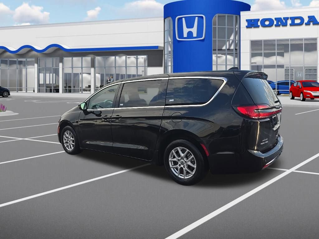 Used 2024 Chrysler Pacifica Touring-L image 6