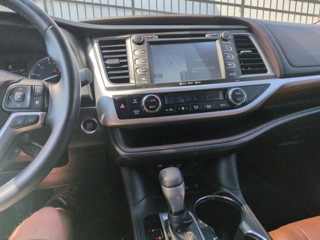 Used 2018 Toyota Highlander Limited AWD/4WD image 17