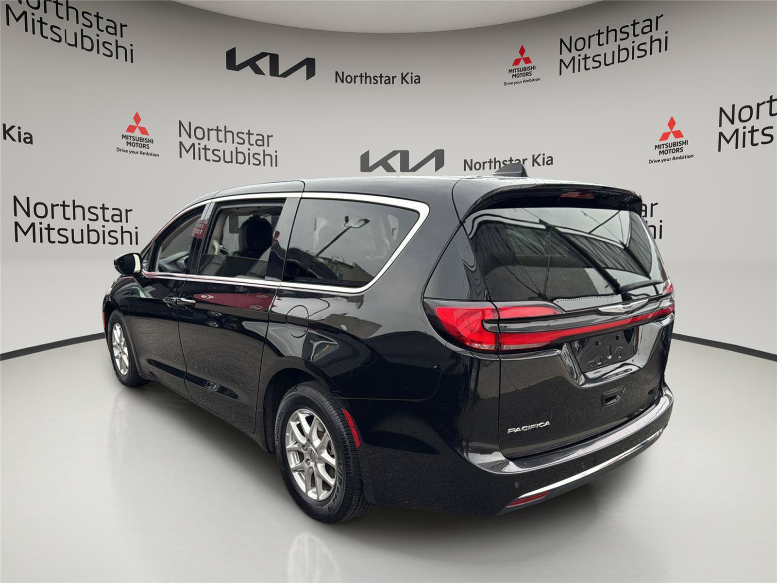 Used 2024 Chrysler Pacifica Touring-L FWD image 2