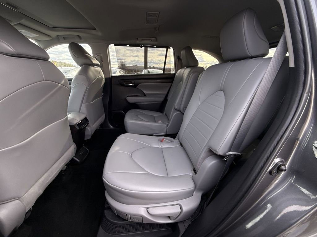 Used 2022 Toyota Highlander XLE image 23