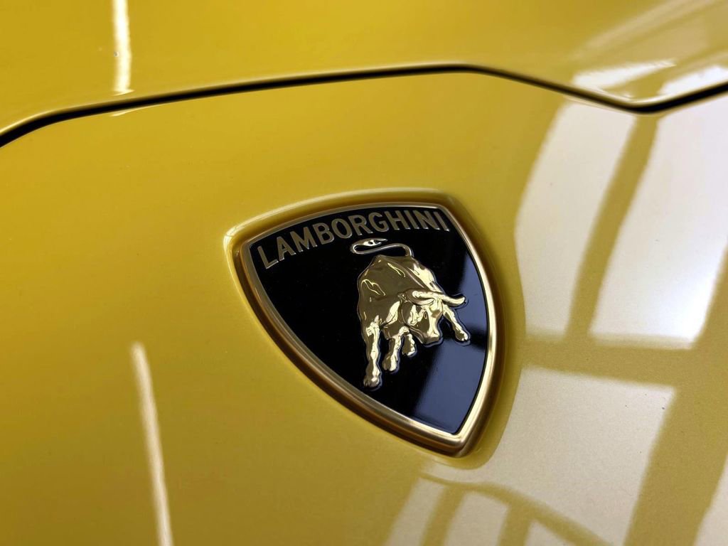 Used 2024 Lamborghini Huracan EVO image 13