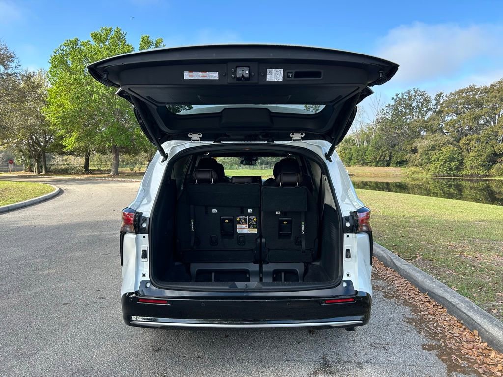 Used 2023 Toyota Sienna Platinum image 10