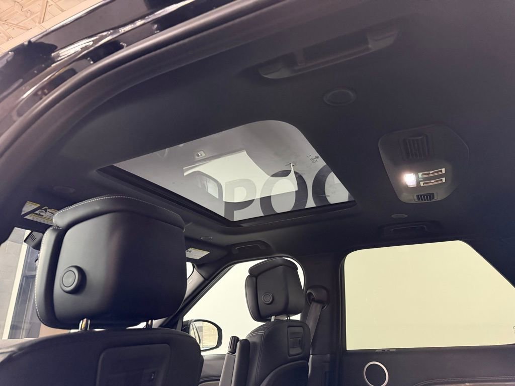 Used 2023 Land Rover Discovery Metropolitan Edition image 18