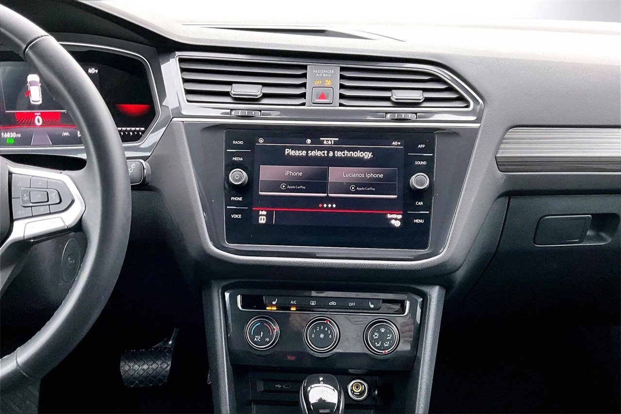 Used 2024 Volkswagen Tiguan SE image 11