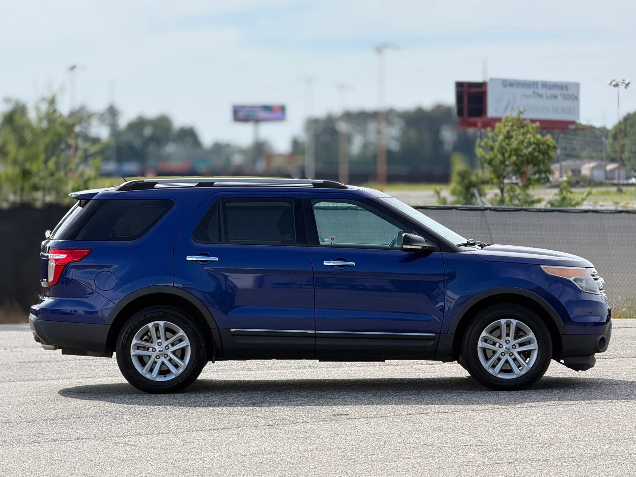 Used 2014 Ford Explorer XLT w/ Equipment Group 202A AWD/4WD image 7