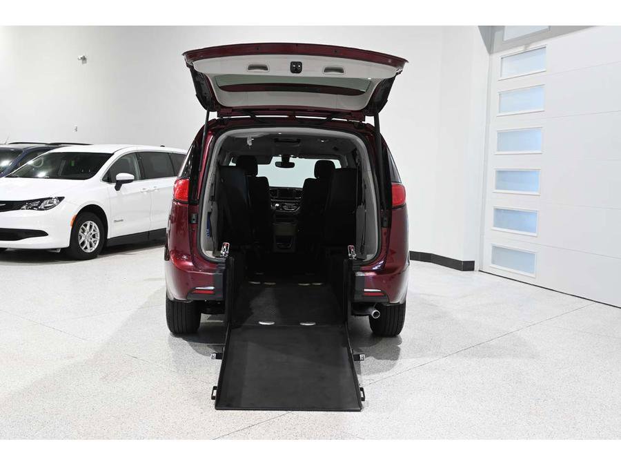 Used 2018 Chrysler Pacifica Touring Plus FWD image 18