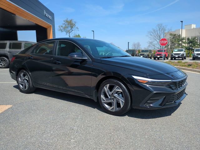 Used 2025 Hyundai Elantra Sport FWD image 2